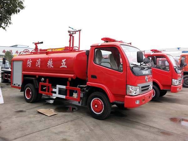 東風(fēng)多功能消防車(chē)1